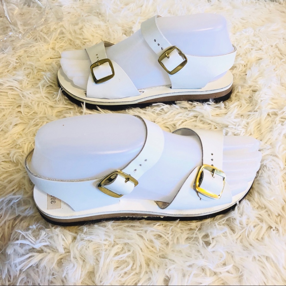 Footnotes || White Buckle Summer Sandals